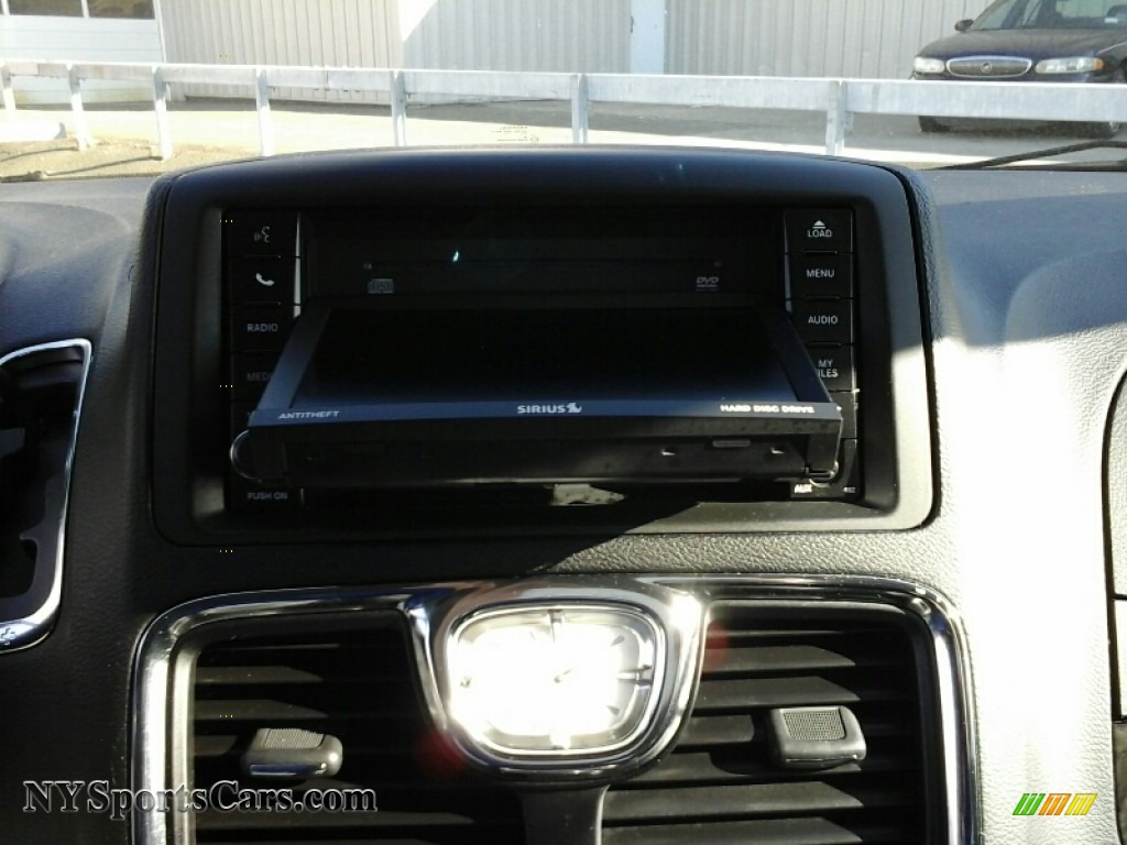 2015 Town & Country Touring - Brilliant Black Crystal Pearl / Black/Light Graystone photo #18