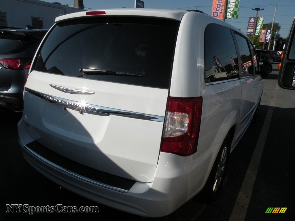 2016 Town & Country Touring - Bright White / Black/Light Graystone photo #4