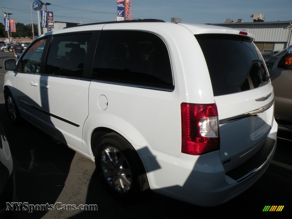 2016 Town & Country Touring - Bright White / Black/Light Graystone photo #5