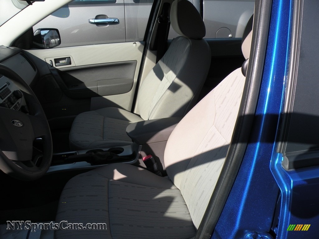 2010 Focus SE Sedan - Blue Flame Metallic / Medium Stone photo #10