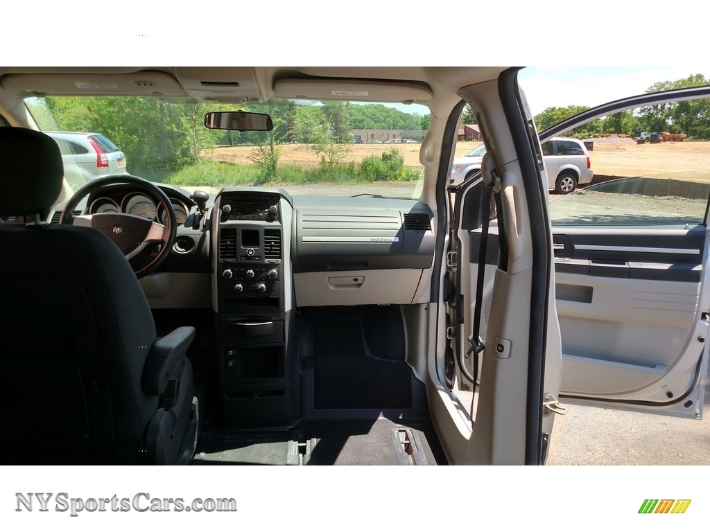 2008 Grand Caravan SXT - Bright Silver Metallic / Dark Slate/Light Shale photo #27 2008 Grand Caravan SXT - Bright Silver Metallic / Dark Slate/Light Shale photo #27