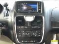 Chrysler Town & Country Touring Brilliant Black Crystal Pearl photo #12