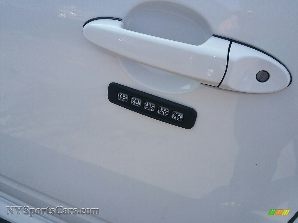 2010 Mariner V6 4WD - White Suede / Black photo #21