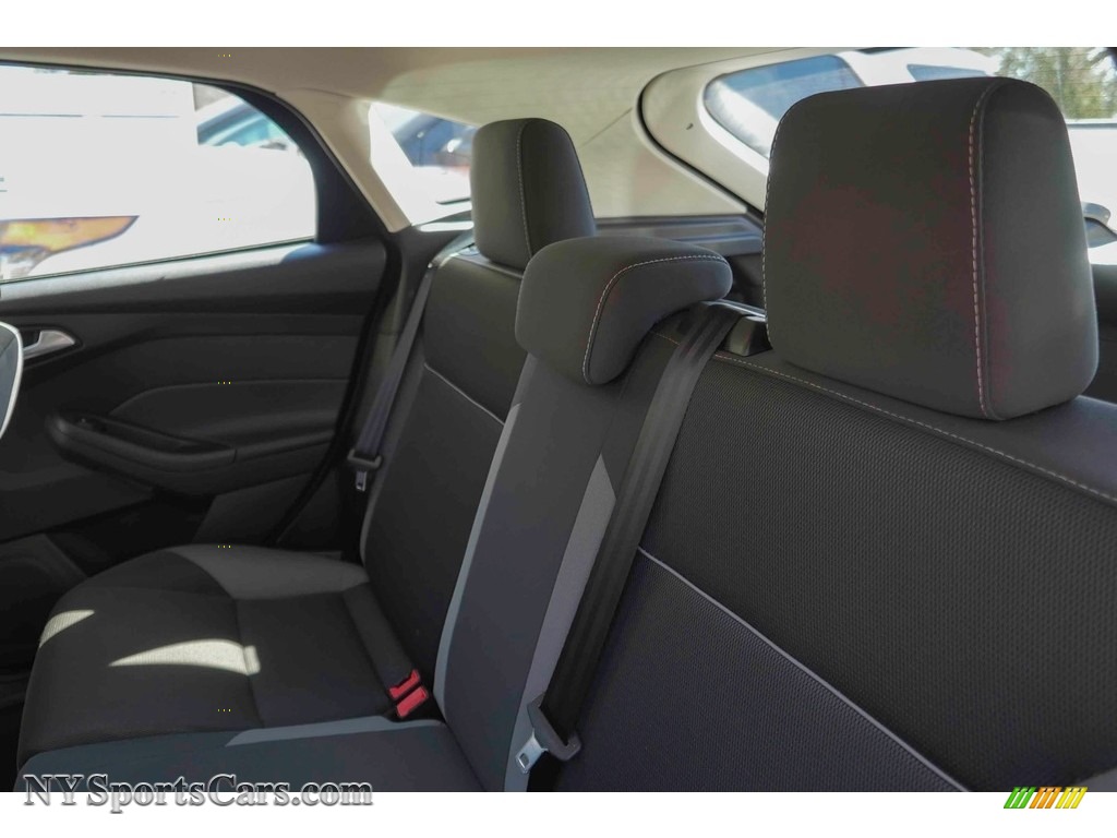 2014 Focus SE Hatchback - Ruby Red / Charcoal Black photo #20