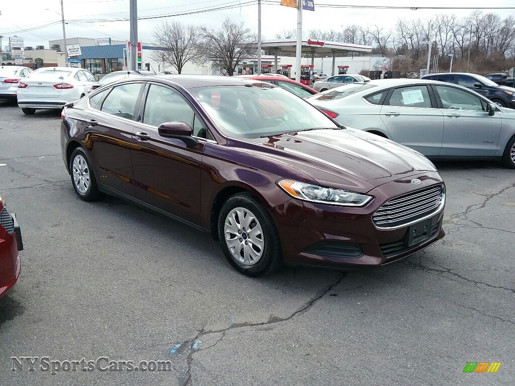 Bordeaux Reserve Red Metallic / Earth Gray Ford Fusion S