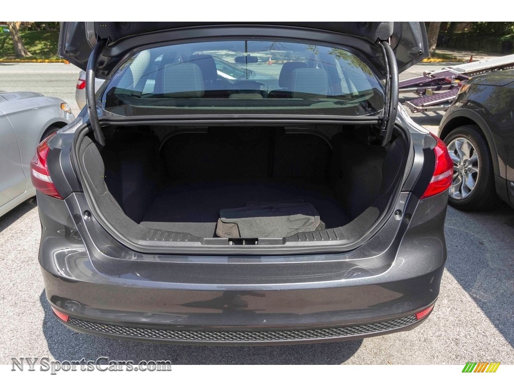 2015 Focus SE Sedan - Magnetic Metallic / Charcoal Black photo #5