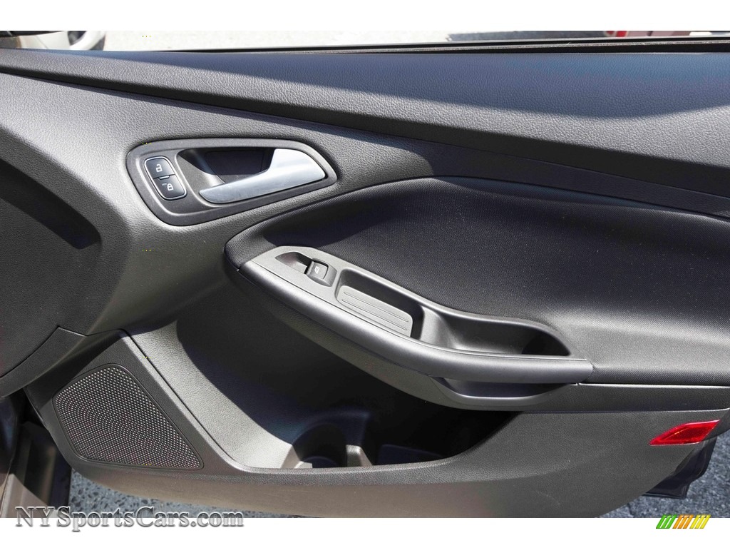 2015 Focus SE Sedan - Magnetic Metallic / Charcoal Black photo #24