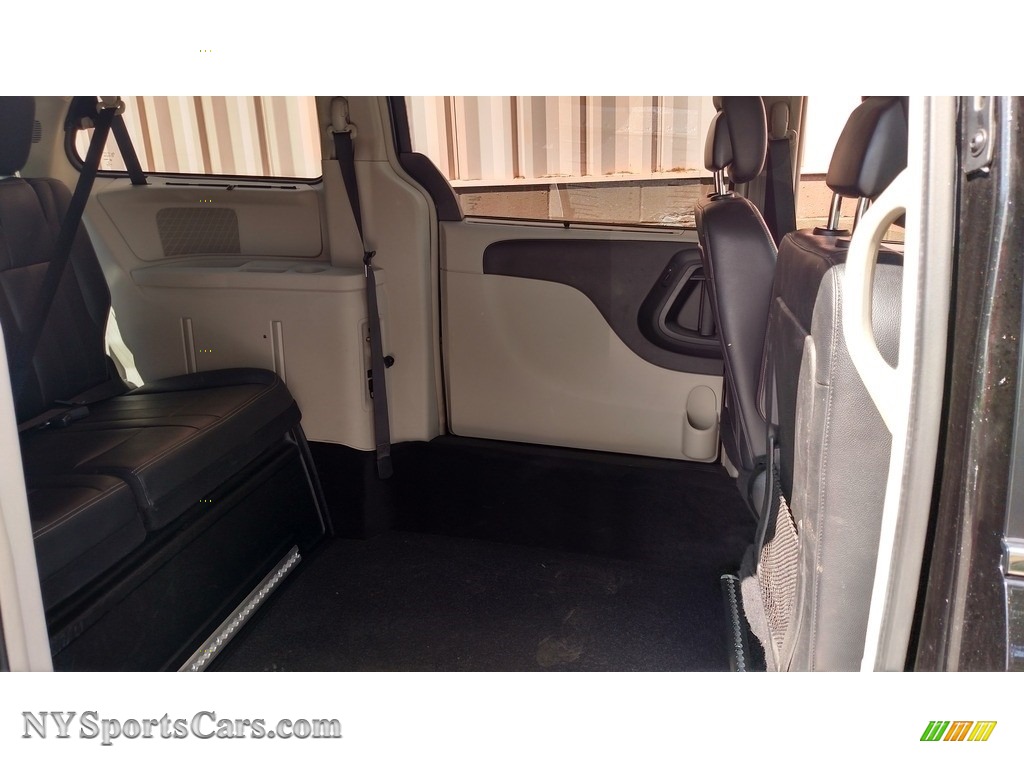 2016 Town & Country Touring - Brilliant Black Crystal Pearl / Black/Light Graystone photo #13