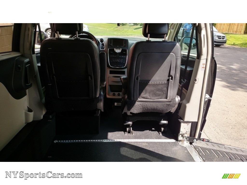 2016 Town & Country Touring - Brilliant Black Crystal Pearl / Black/Light Graystone photo #18