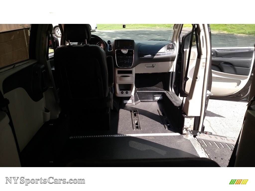 2016 Town & Country Touring - Brilliant Black Crystal Pearl / Black/Light Graystone photo #19