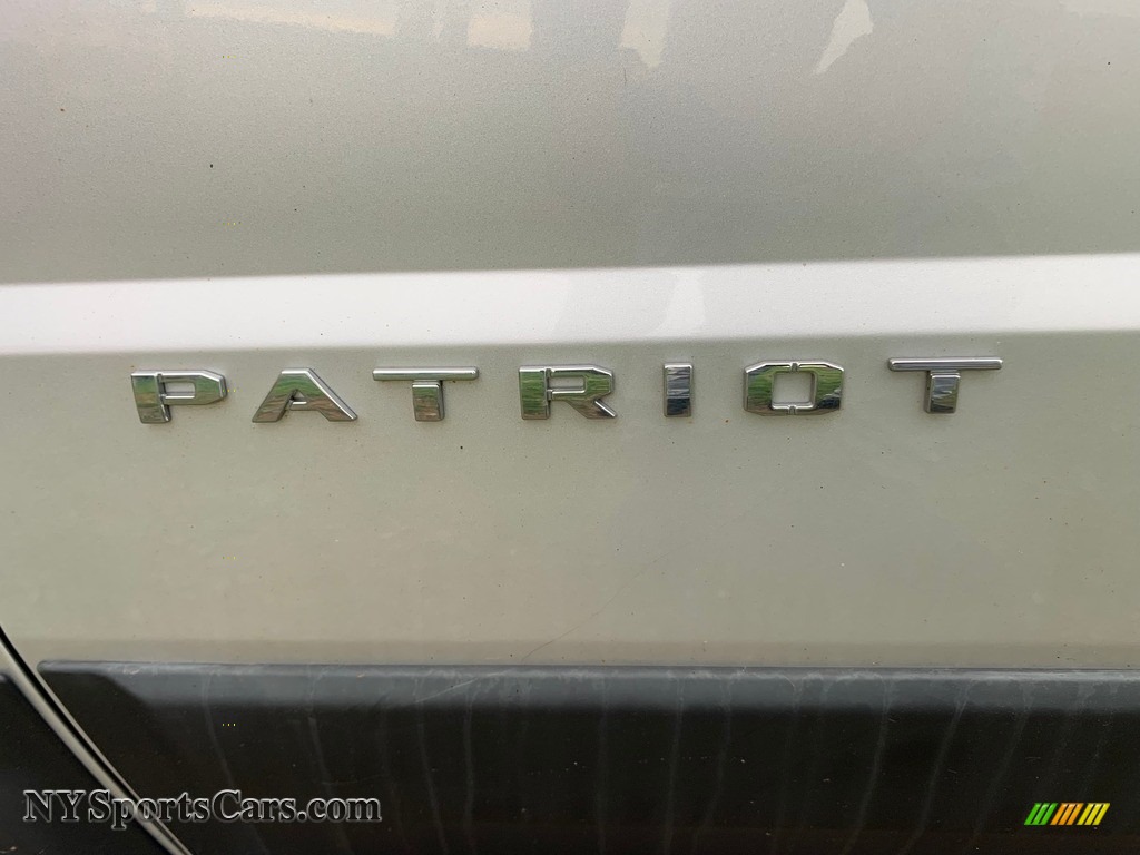 2011 Patriot Latitude 4x4 - Bright Silver Metallic / Dark Slate Gray/Light Pebble photo #28