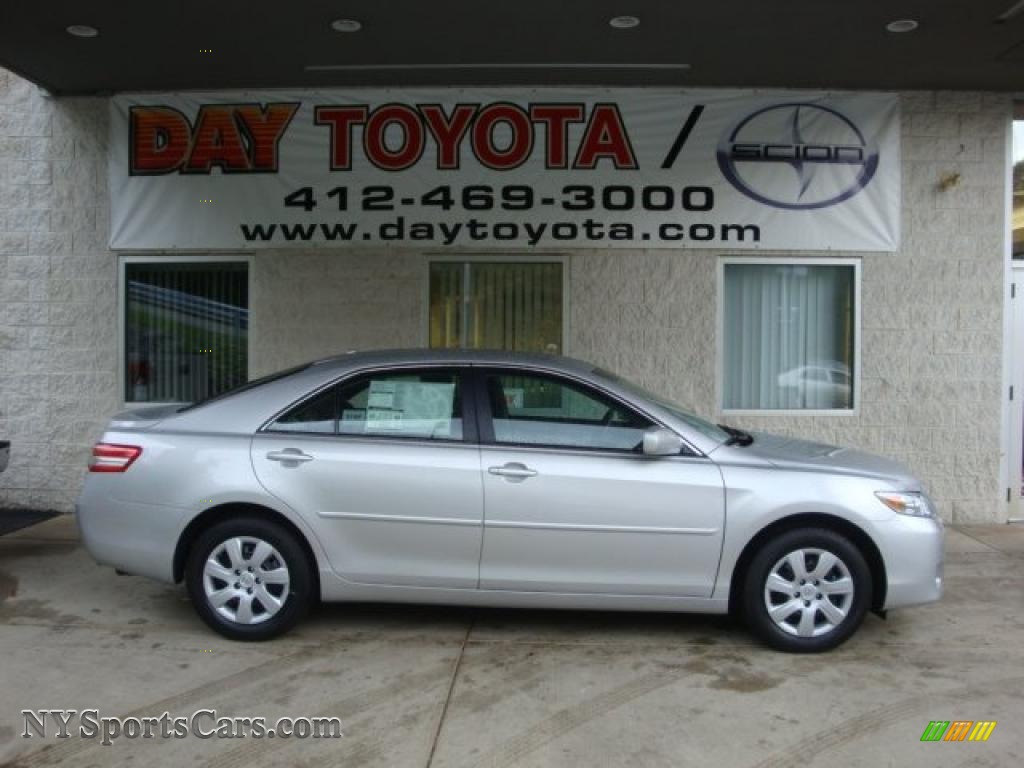 2011 Toyota Camry Le In Classic Silver Metallic 654865