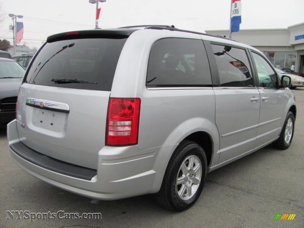 2008 Chrysler Town & Country Touring in Bright Silver