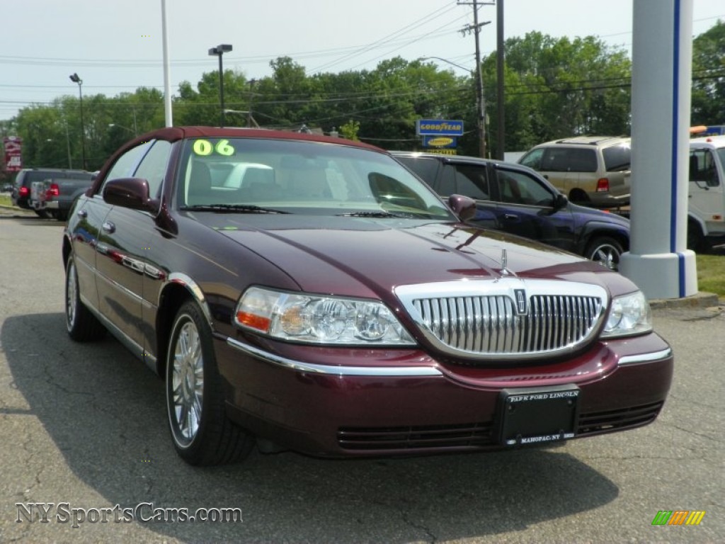 2006 Lincoln Town Car Designer Series in Dark Cherry Metallic 610700