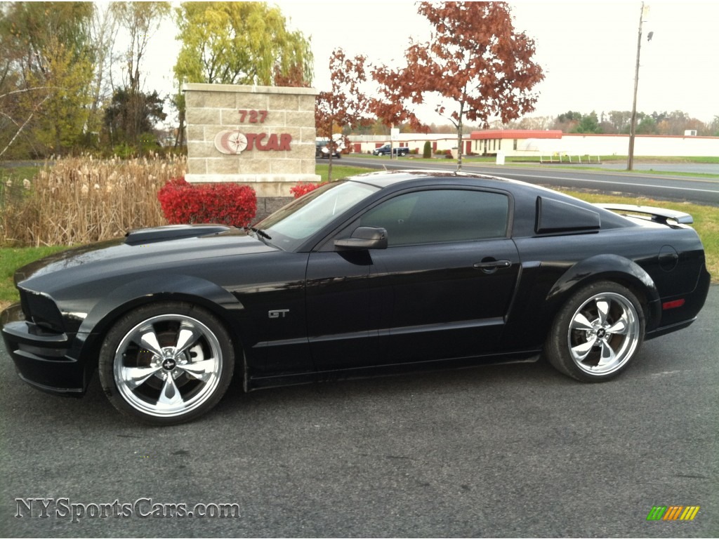 2005 Mustang GT Deluxe Coupe - Black / Dark Charcoal photo #1