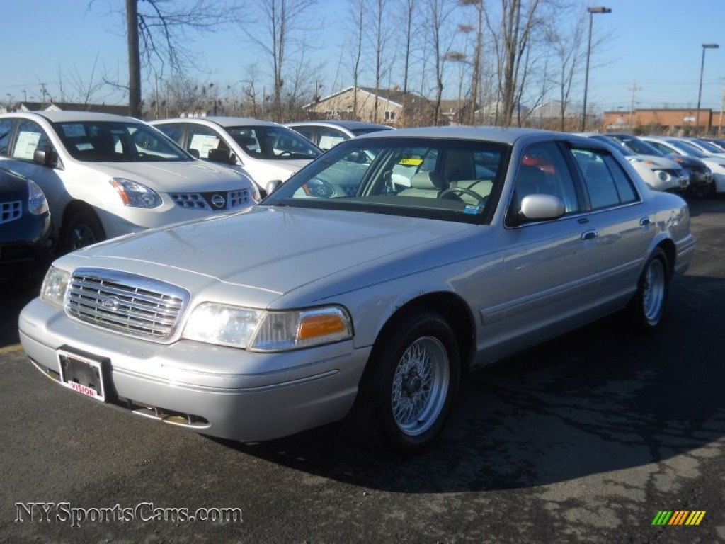 2001 Ford Crown Victoria LX in Silver Frost Metallic - 107510