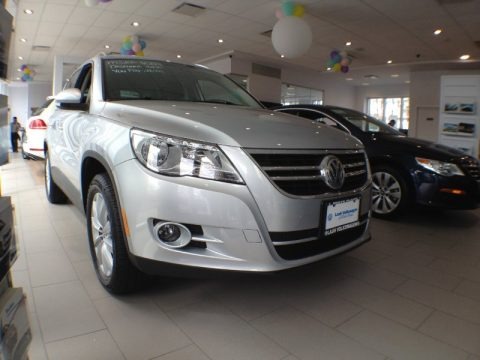 Reflex Silver Metallic 2011 Volkswagen Tiguan SE 4Motion Reflex Silver Metallic 2011 Volkswagen Tiguan SE 4Motion
