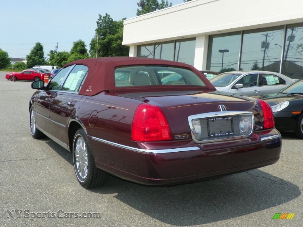 2006 Lincoln Town Car Designer Series in Dark Cherry Metallic photo 3