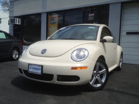 Harvest Moon Beige 2010 Volkswagen New Beetle 2.5 Coupe Harvest Moon Beige 2010 Volkswagen New Beetle 2.5 Coupe