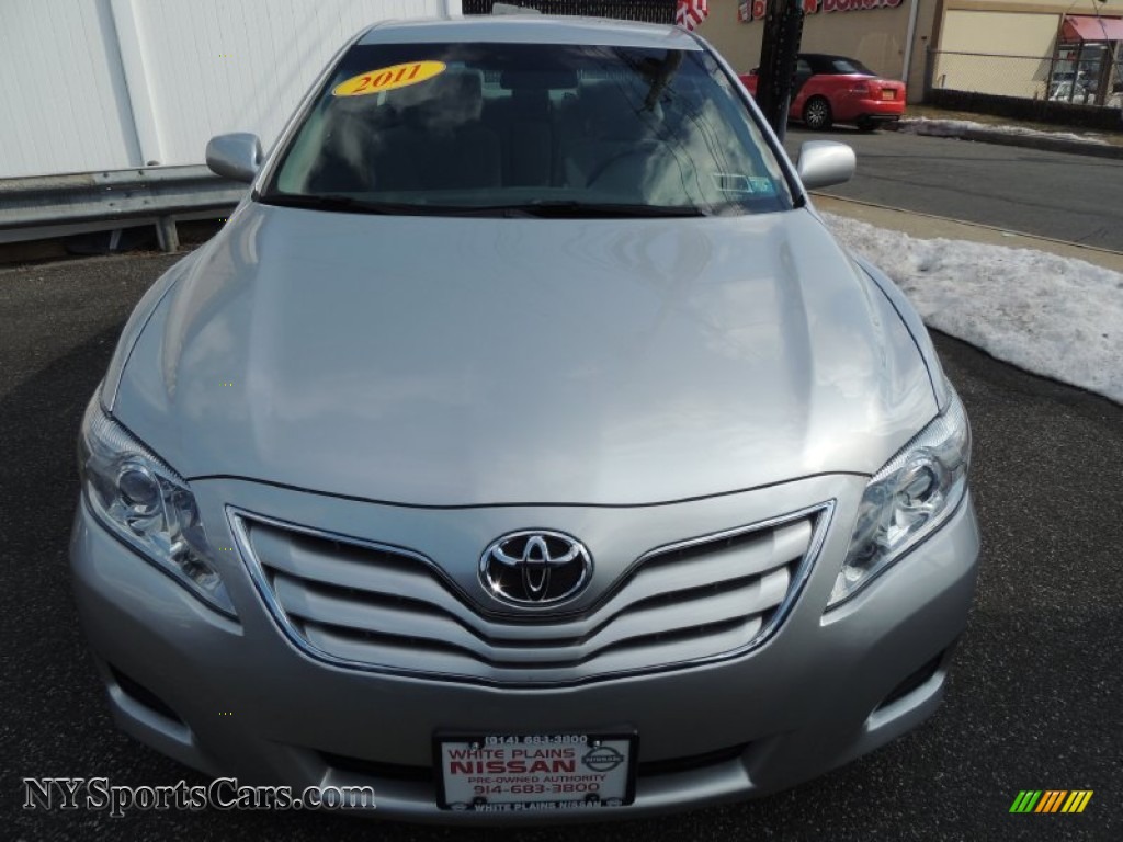 2011 Toyota Camry LE in Classic Silver Metallic photo #2 - 774927