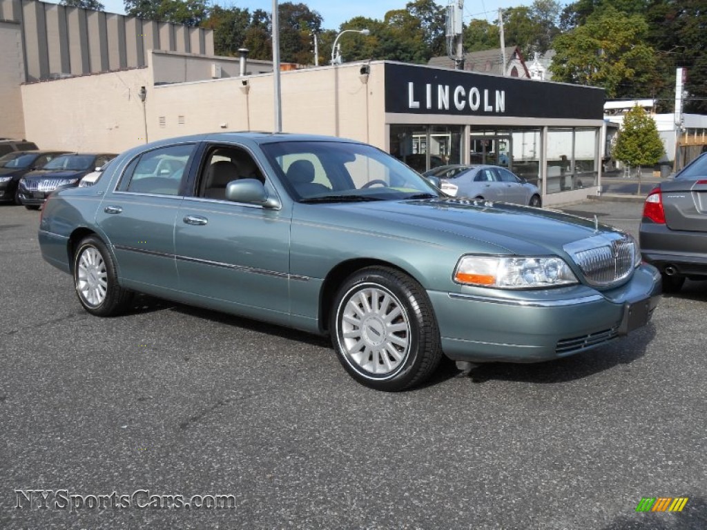 2005 Lincoln Town Car Signature Limited In Light Tundra Metallic Light Tundra Metallic Parchment Medium Dark Lincoln Town Car Signature Limited