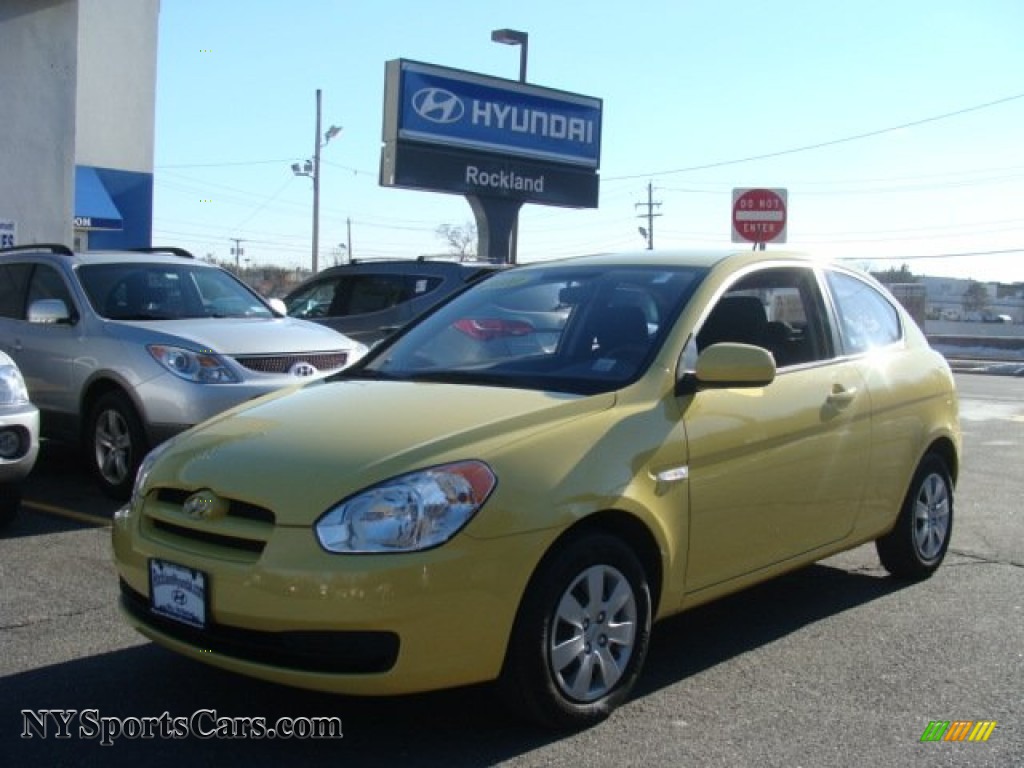 Mellow Yellow / Black Hyundai Accent GS 3 Door