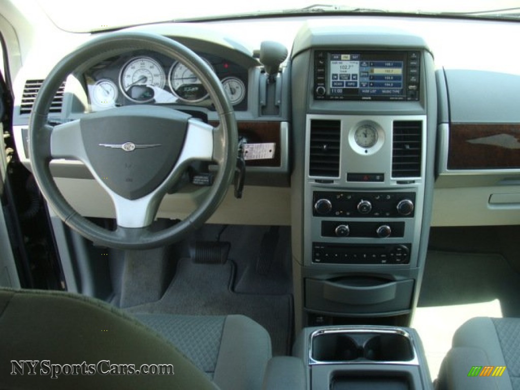 2010 Town & Country Touring - Blackberry Pearl / Medium Slate Gray/Light Shale photo #10